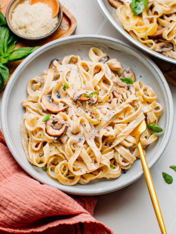 Easy Vegan Mushroom Pasta with Peppercorn Sauce