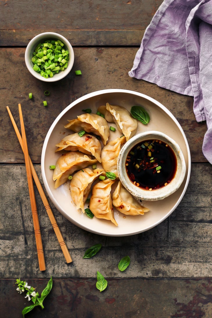 Eight dumplings filled with a jackfruit filling on a plate.