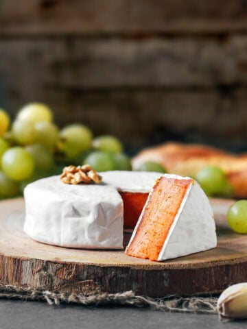 Vegan Sun-Dried Tomato Camembert