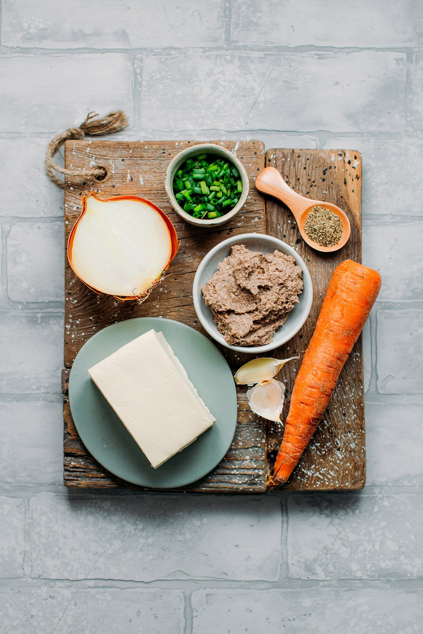 Ingredients to prepare vegan pâté chaud, carrots, onion, garlic, and tofu.