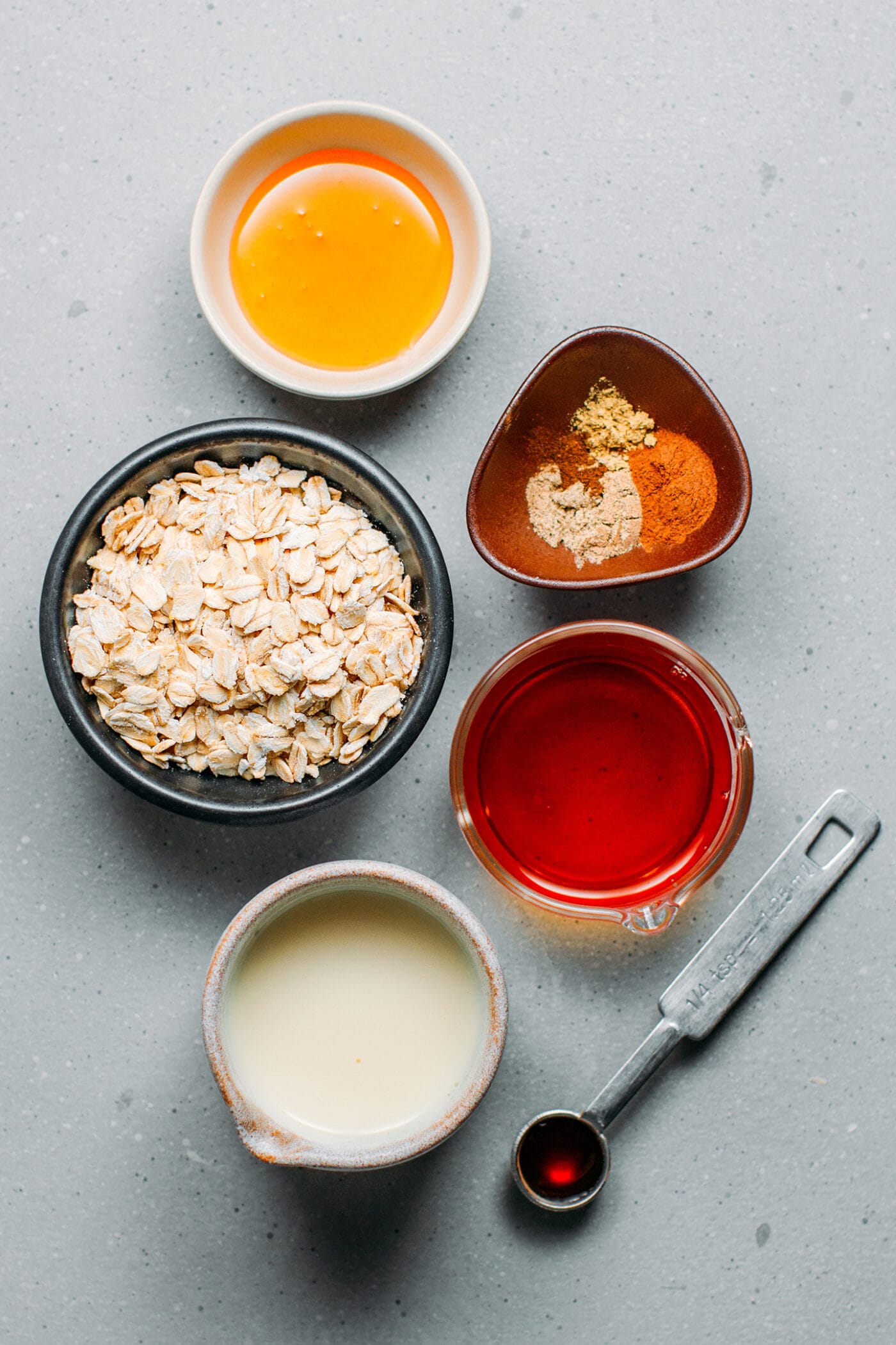 https://fullofplants.com/wp-content/uploads/2022/03/chai-spiced-overnight-oats-quick-and-easy-plant-based-breakfast-41-1400x2100.jpg