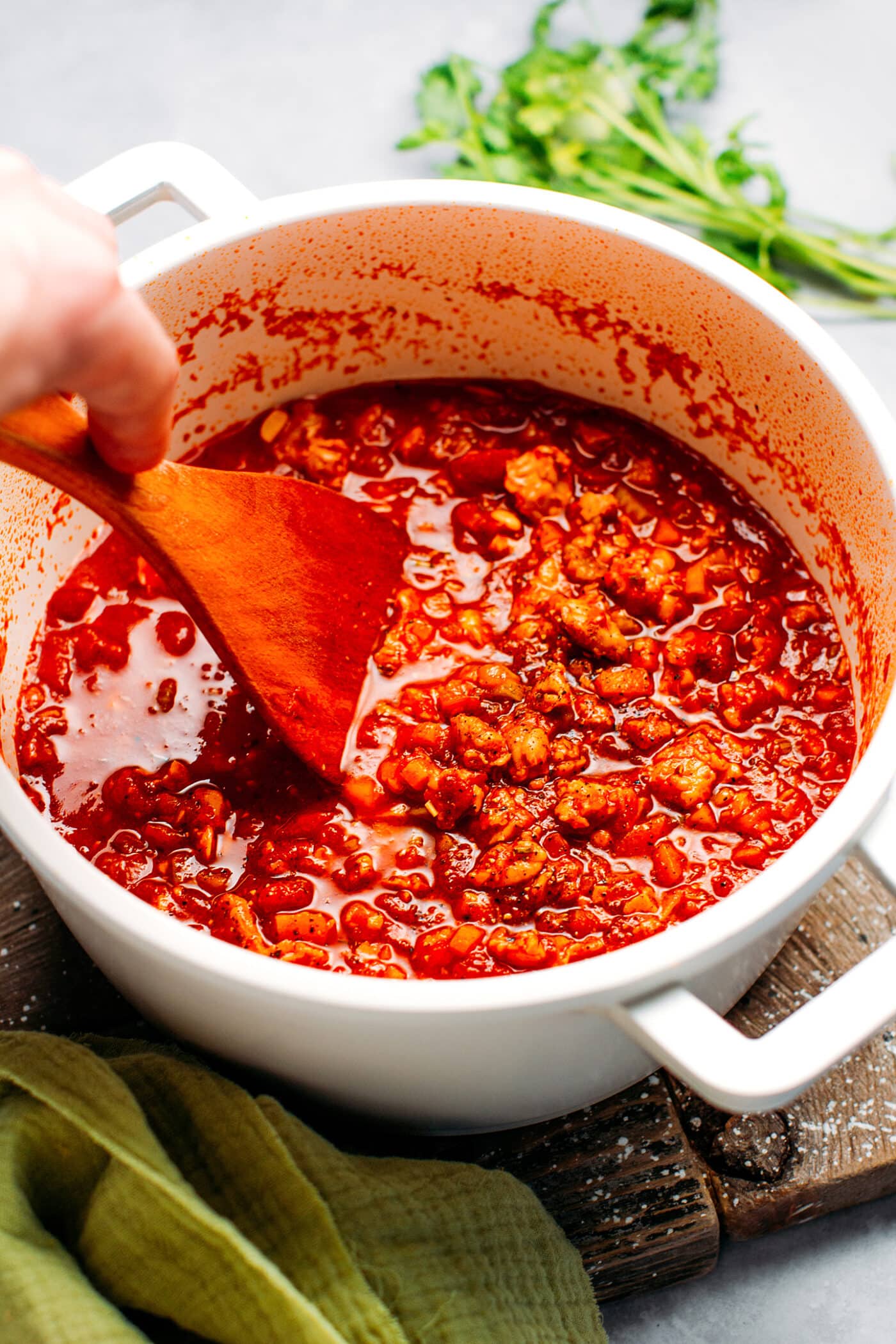 Tempeh bolognese with pepper in a pot.