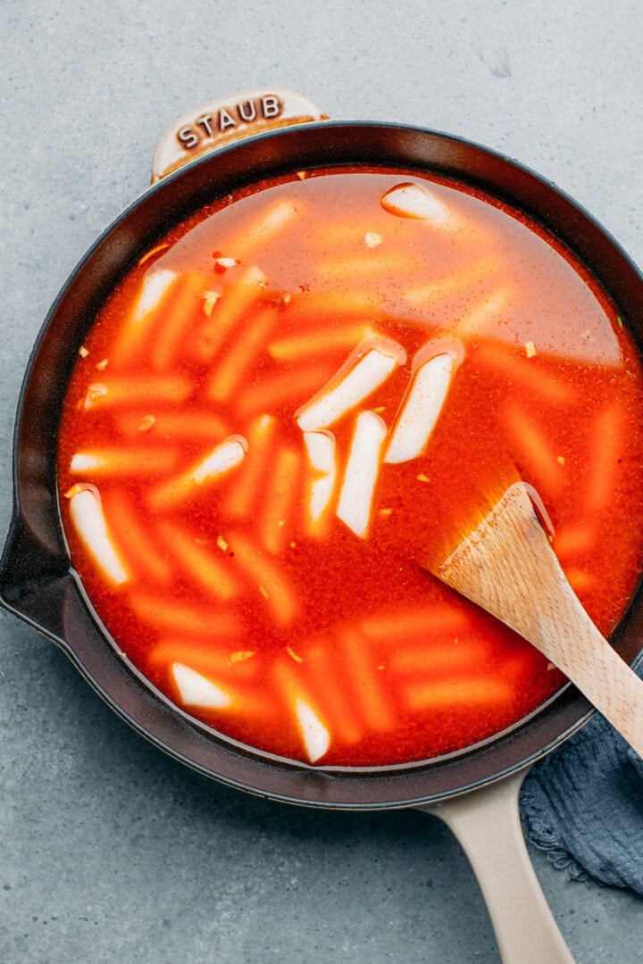 Cooking rice cakes in a saucepan.