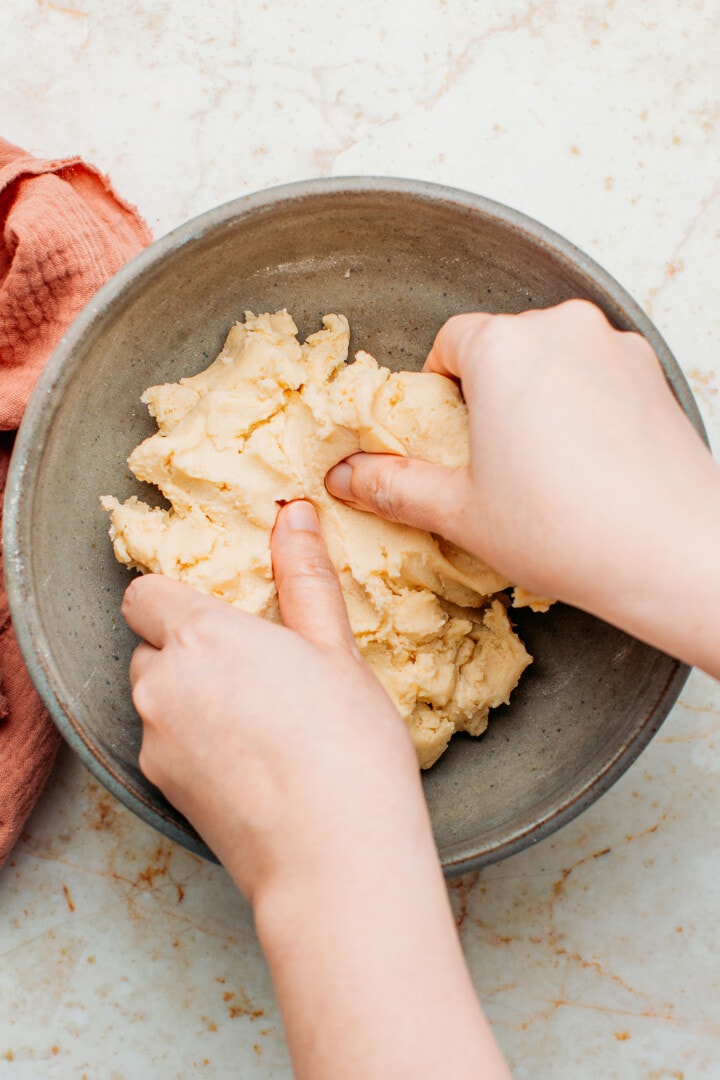 Kneading pâte sablée.