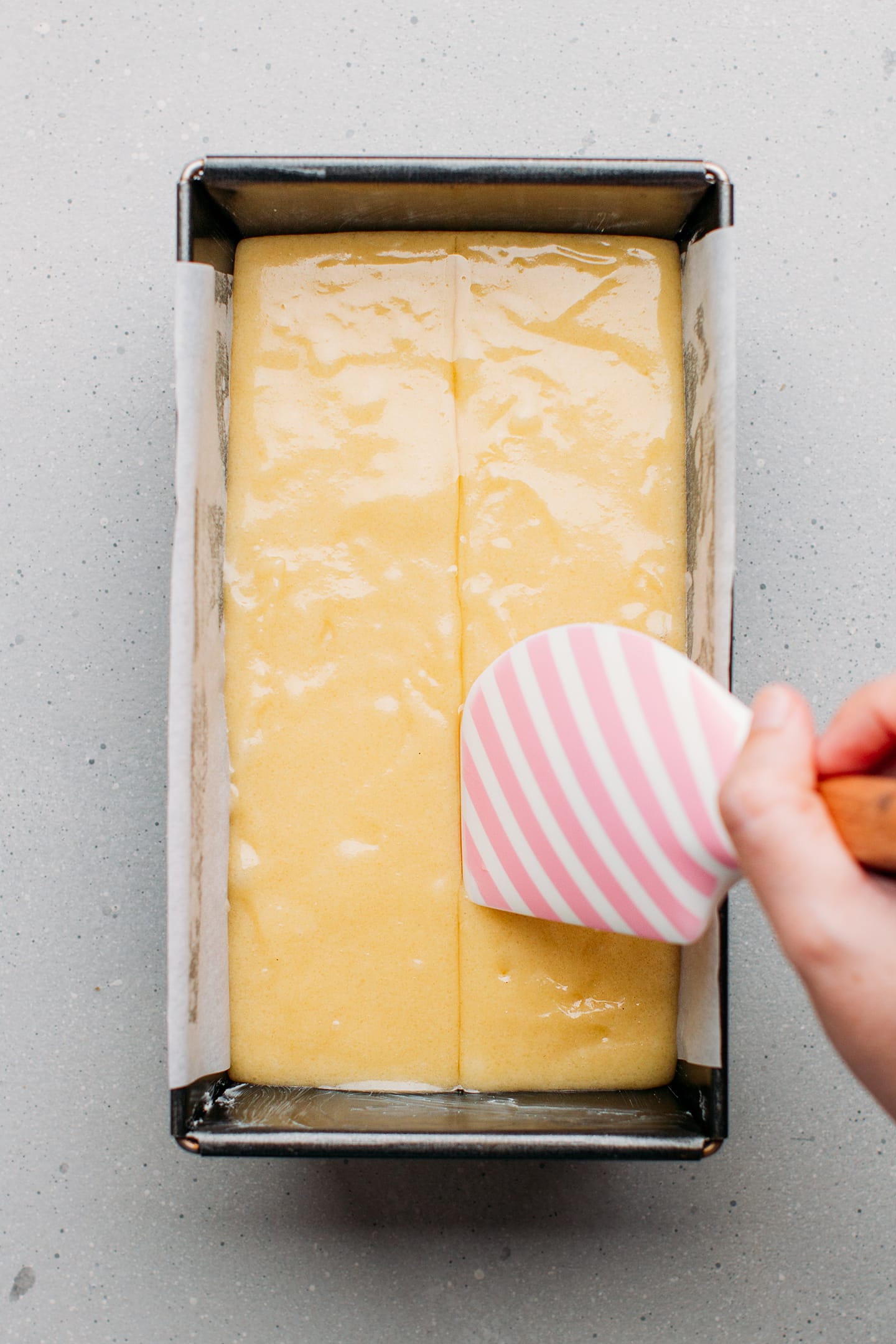 Drawing a line of oil in the middle of a cake batter.