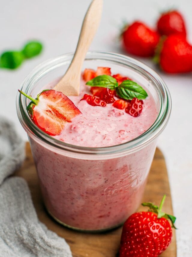 Vegan Strawberry Overnight Oats