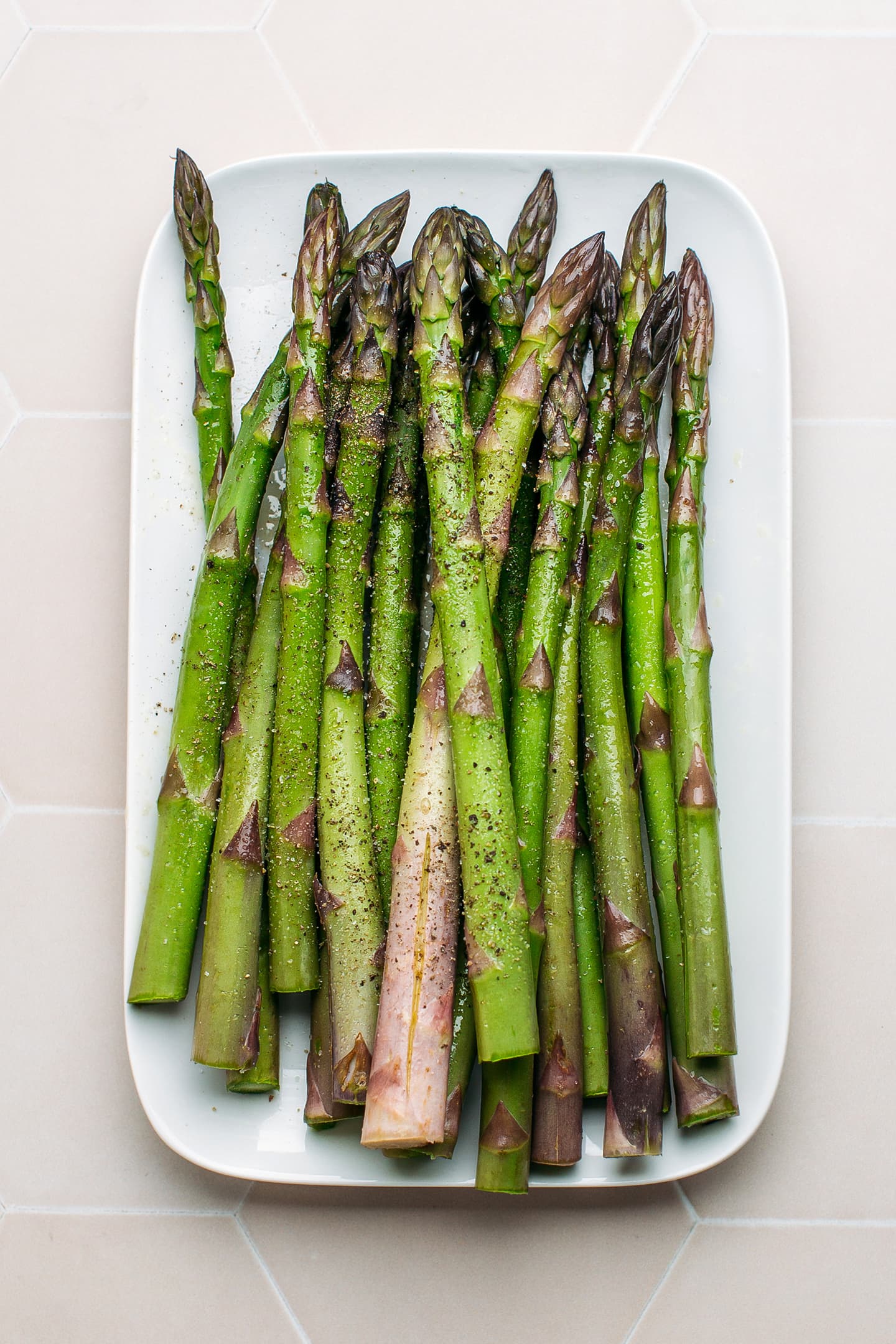 Green asparagus topped with pepper and salt.