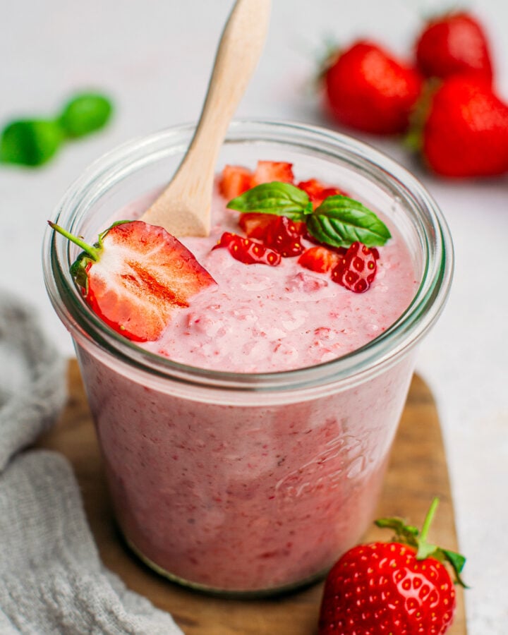 Vegan Strawberry Overnight Oats