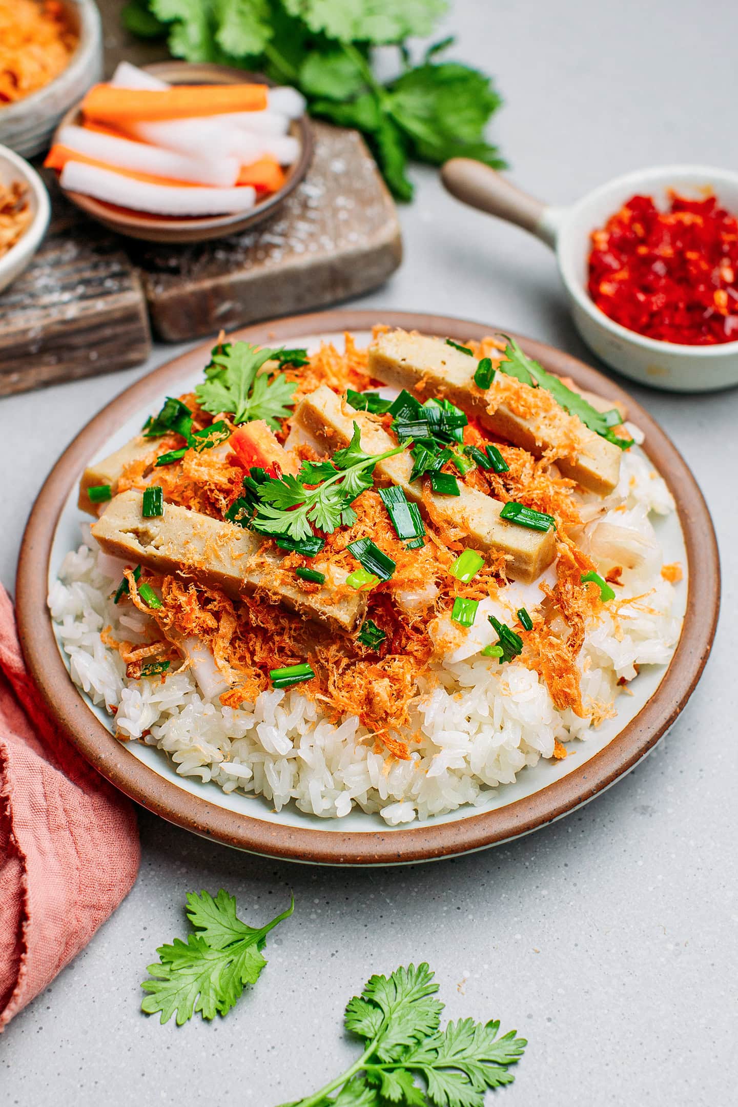 https://fullofplants.com/wp-content/uploads/2024/10/xoi-man-chay-savory-sticky-rice-vegan-dish-vietnamese-inspired-17.jpg?utm_source=chatgpt.com