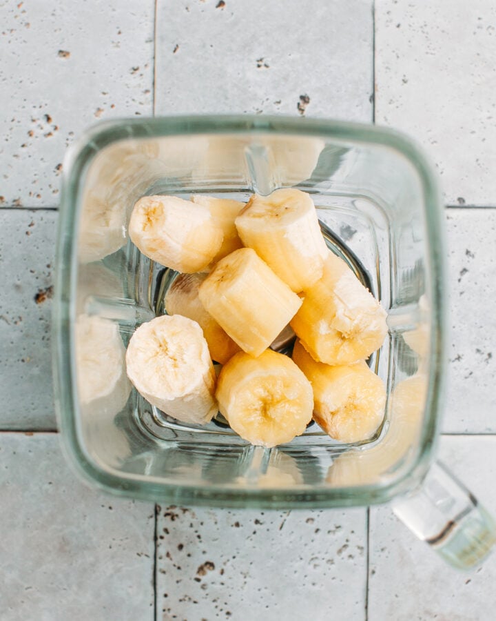 Bananas and oil in a blender.