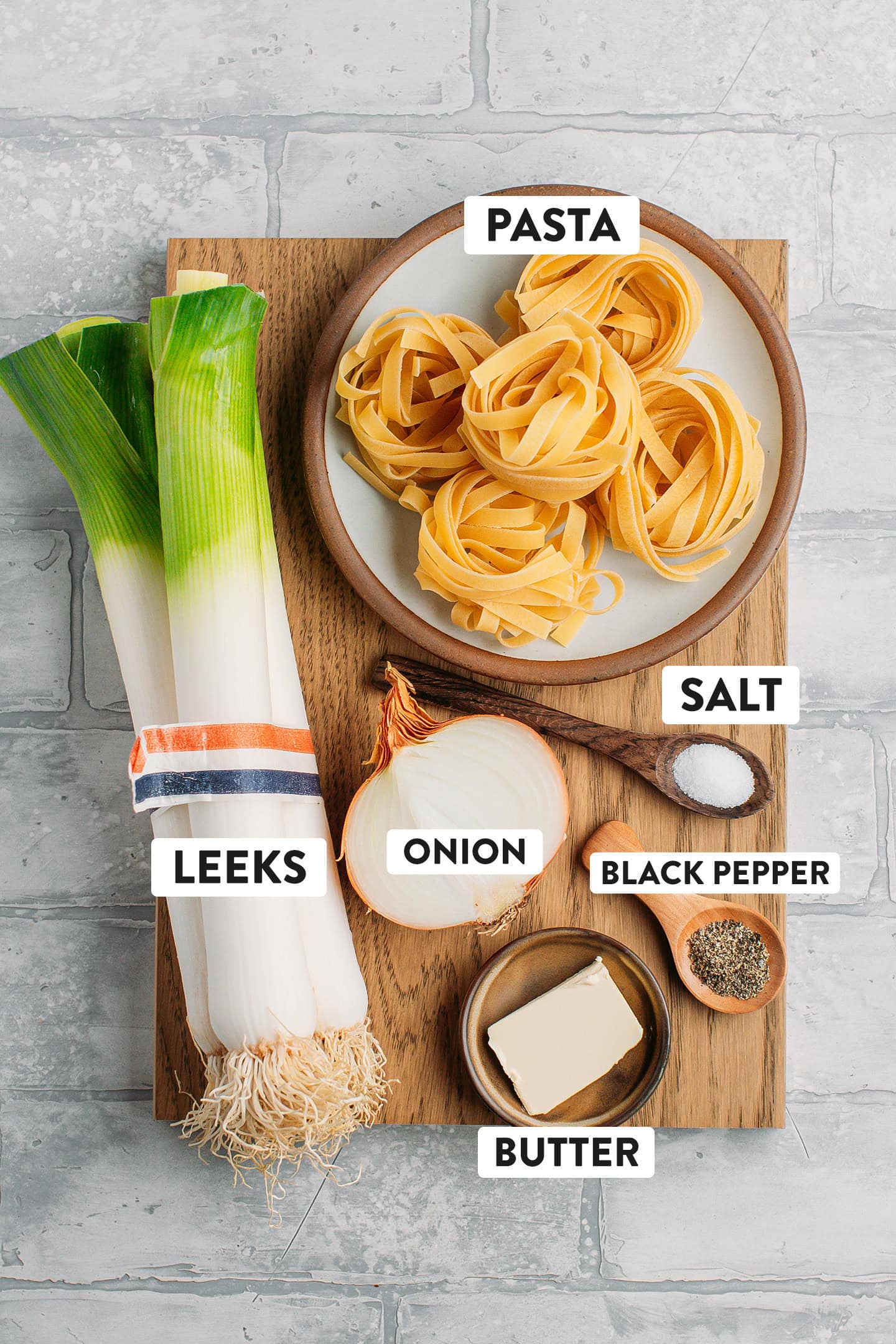 Ingredients like leeks, pasta, onion, pepper, and salt.