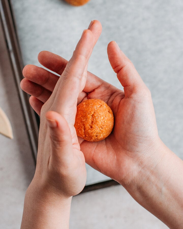 Rolling a ball of fonio between the hands.