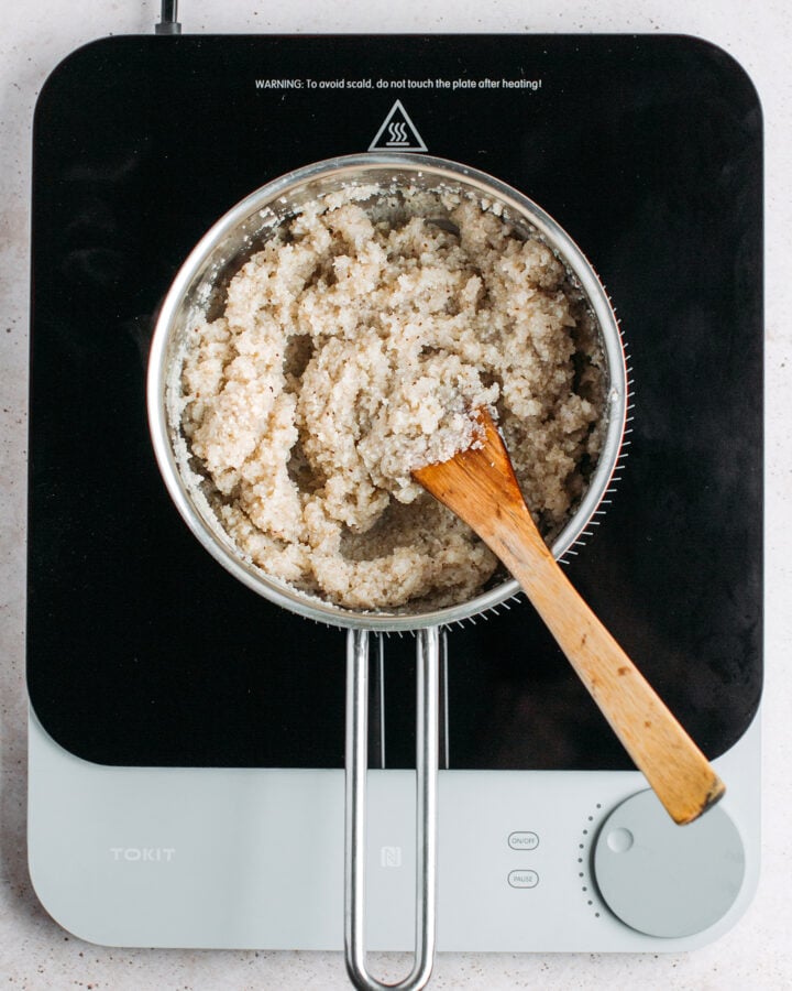 Cooked fonio in a saucepan.