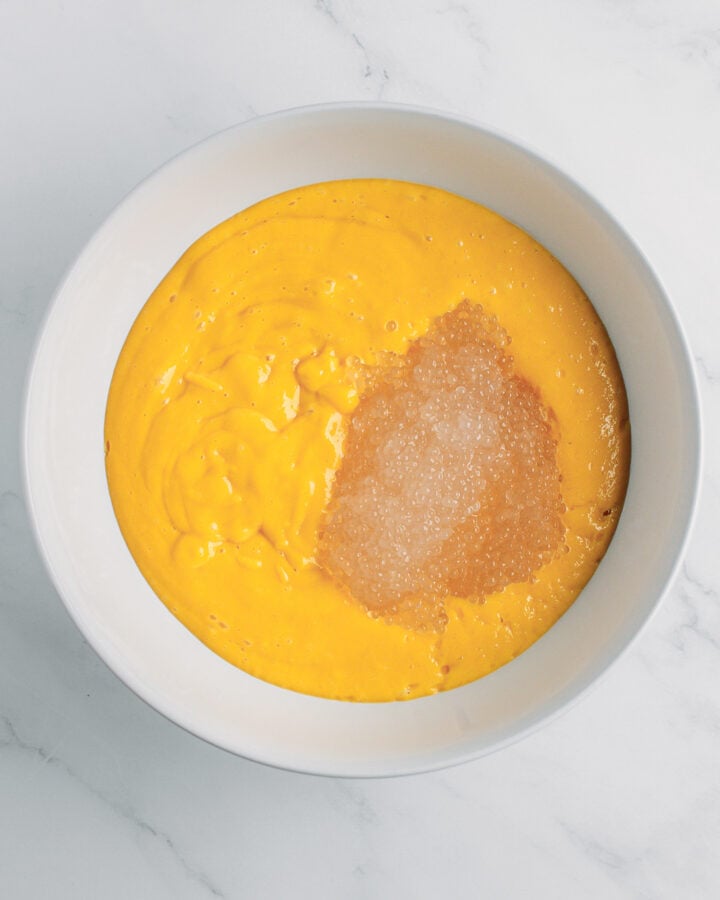 Mango purée and cooked tapioca pearls in a mixing bowl.
